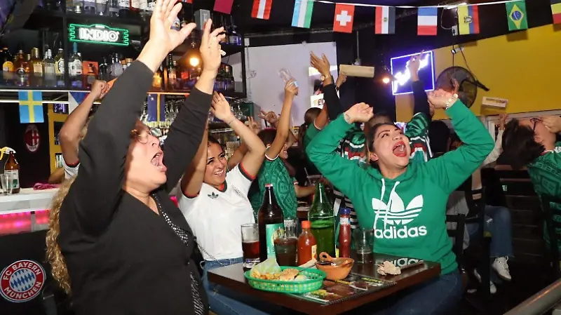 Gran ambiente en el triunfo de México